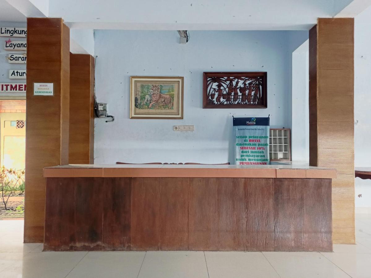 Oyo 90093 Dw Hotel Malang Esterno foto