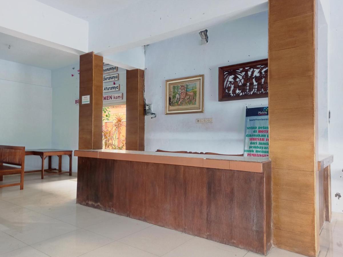 Oyo 90093 Dw Hotel Malang Esterno foto