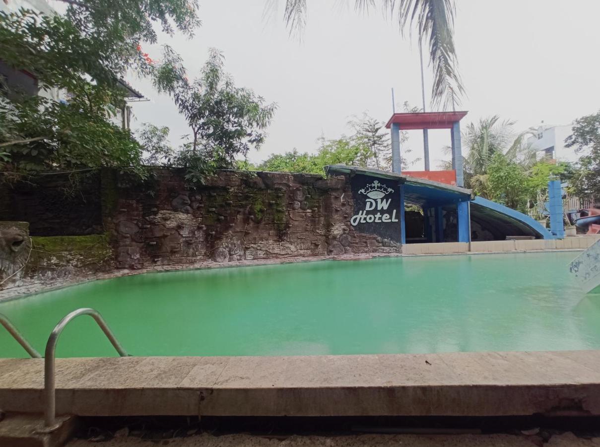 Oyo 90093 Dw Hotel Malang Esterno foto