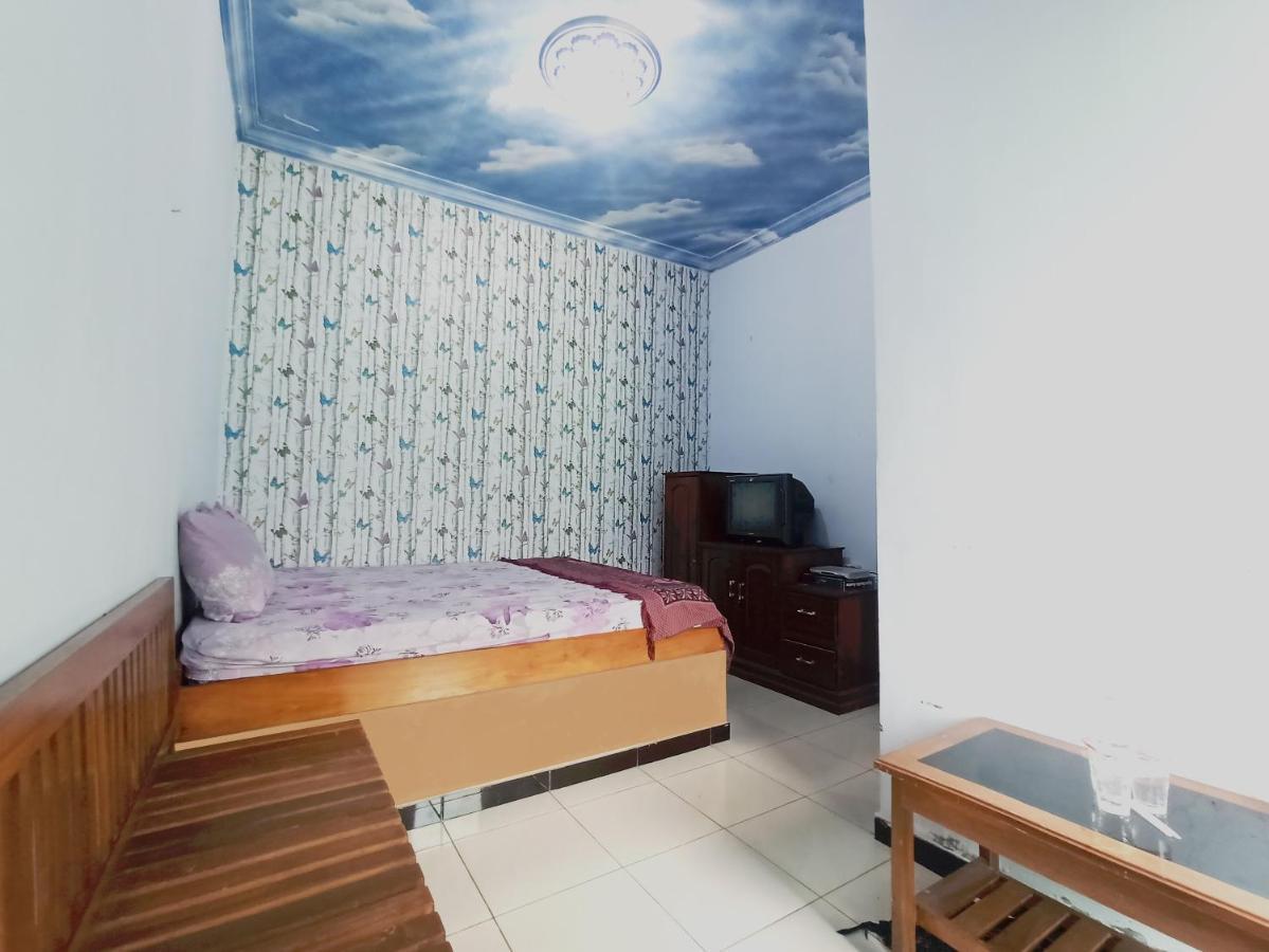 Oyo 90093 Dw Hotel Malang Esterno foto
