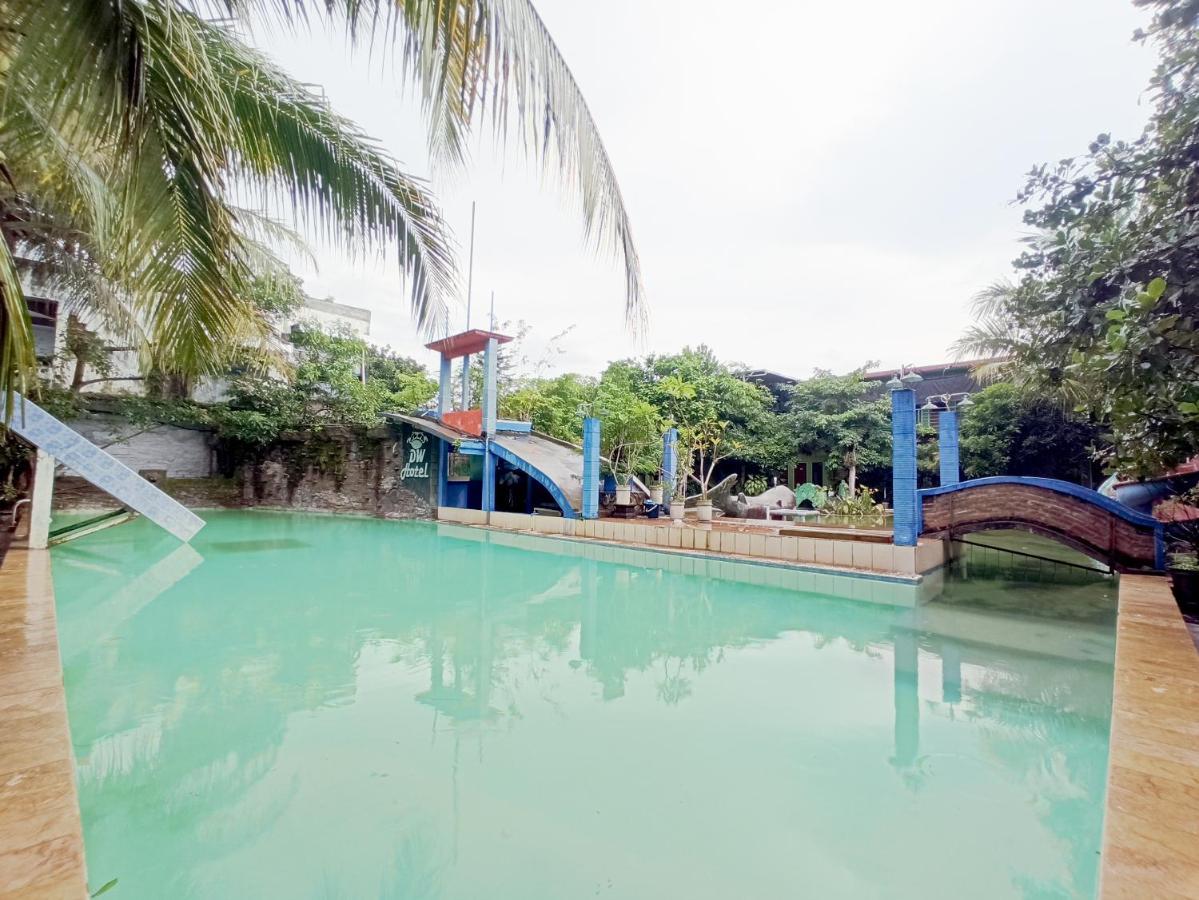 Oyo 90093 Dw Hotel Malang Esterno foto