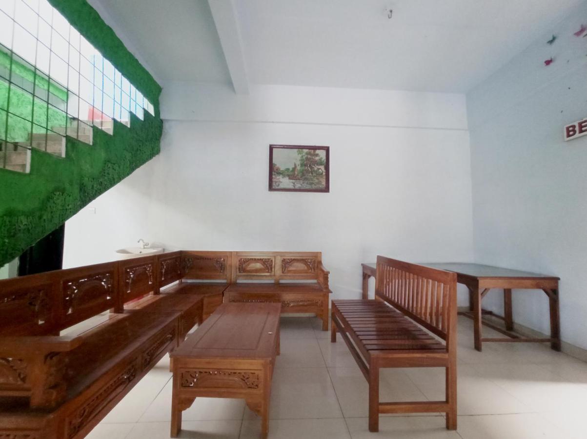 Oyo 90093 Dw Hotel Malang Esterno foto